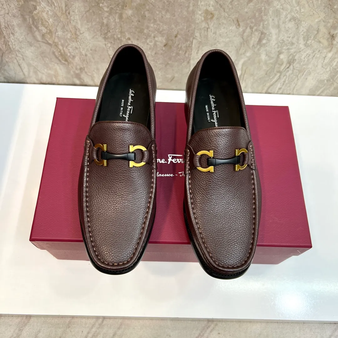 Original order quality P600 Brand: Ferragamo Standard size: Men's size 38/44 (45 can be customized) Grade: Same style as the official website High-quality men's shoes Material: Customized first-layer calfskin with water-dyed cowhide lining Cowhide tiptoe Original non-slip and wear-resistant rubber outsole Style category: Men's formal business leather shoes are young and fashionable European and American trends British style Casual matching Comfortable feet Color: Actual picture